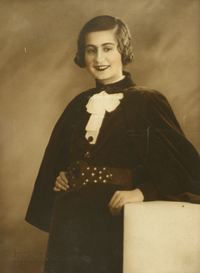 [Mujer joven alta y delgada y peinada al lado con rulos en la parte inferior de su cabello]