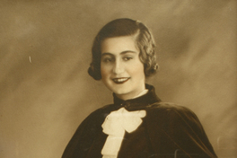 [Mujer joven alta y delgada y peinada al lado con rulos en la parte inferior de su cabello]