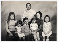 [Familia integrada por los padres y cinco hijos pequeños]