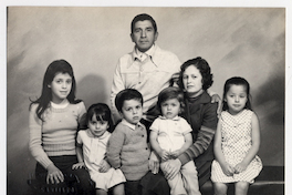 [Familia integrada por los padres y cinco hijos pequeños]