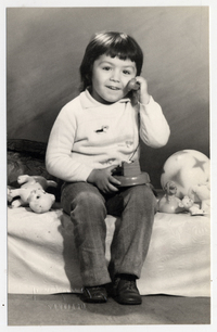 [Niñito hablando por teléfono]