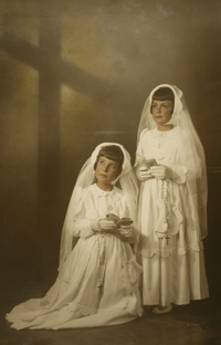 [Dos [hermanas] de primera comunión]