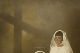 [Dos [hermanas] de primera comunión]