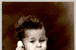 [Niñita de pelo corto ondulado, vestido blanco amplio, hablando por teléfono]