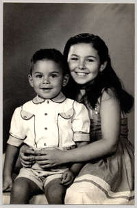 [Dos hermanos posando sentados]