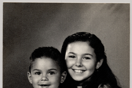 [Dos hermanos posando sentados]