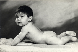 [Niñito posando desnudo sobre un felpudo]