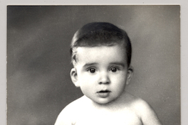 [ Ninito con traje blanco desabotonodo y el pecho descubierto]