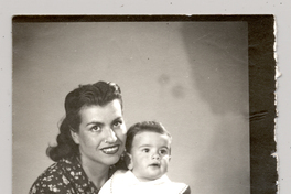 [Madre y su guagua en brazos]