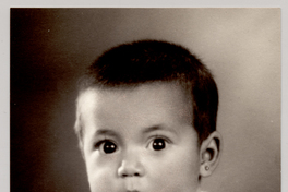 [Guagua morena de pelo corto con chaleco de lana blanca, vestido blanco y aros]