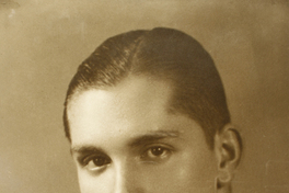 [Hombre joven de facciones finas con una camisa blanca de cuello alto]