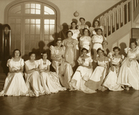 [Graduación de muchachas jóvenes]