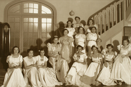 [Graduación de muchachas jóvenes]