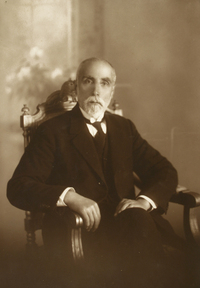 [Hombre adulto mayor muy distinguido]