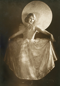 [Mujer joven en tenida de fiesta]