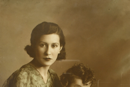 [Mujer con su hija en brazos]