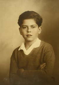 [Niño posando con los brazos cruzados a la altura del pecho]