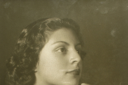 [Joven mujer de vestido blanco con las manos sobre una figura [dragón de plaqué]