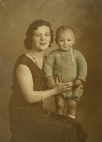 [Joven madre con su pequeño bebé]