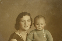 [Joven madre con su pequeño bebé]