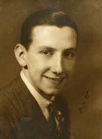 [Hombre joven de frente amplia y cabellos cortos sonriente]