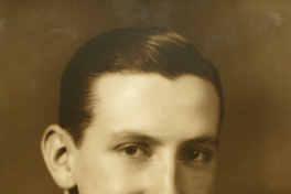 [Hombre joven de frente amplia y cabellos cortos sonriente]