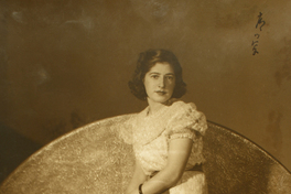 [Mujer joven de vestido de broderí color blanco largo con una cinta roja en la cintura]