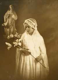 [Niña de Primera Comunión]