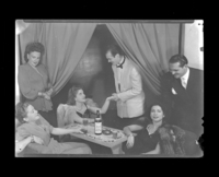 [María Elena Gertner, Mario Ortega, Marta Ubilla y Rosita Muñoz, realizando un radioteatro en la radio Agricultura]