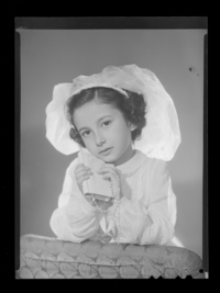 [Niña en el día de su Primera Comunión]