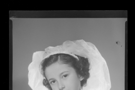 [Niña en el día de su Primera Comunión]