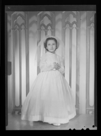 [Niña en el día de su Primera Comunión]