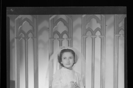 [Niña en el día de su Primera Comunión]