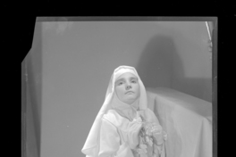 [Niña en el día de su Primera Comunión]