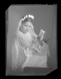 [Niña en el día de su Primera Comunión]