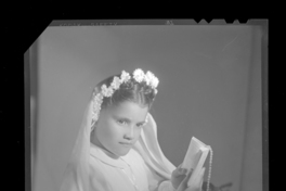 [Niña en el día de su Primera Comunión]