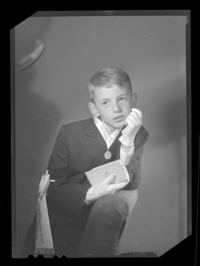 [Niño en el día de su Primera Comunión]