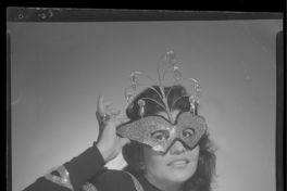 [Mujer con antifaz]
