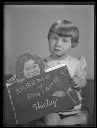 [Niña junto a un cartel con la imagen de Shirley Temple]