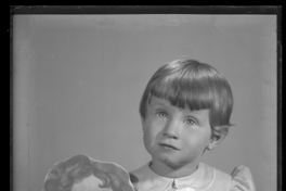 [Niña junto a un cartel con la imagen de Shirley Temple]