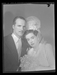 [Una pareja de novios]