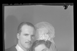 [Una pareja de novios]