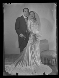 [Una pareja de novios]