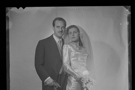 [Una pareja de novios]