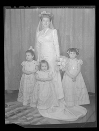 [Novia con tres damitas de honor]