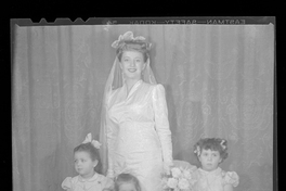 [Novia con tres damitas de honor]