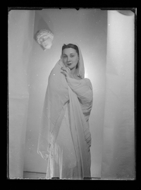 [Mujer con manto]