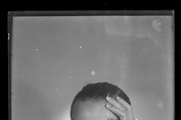 [Hombre con mano en la cabeza]