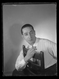 [Hombre sentado en una silla]