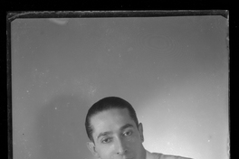 [Hombre sentado en una silla]